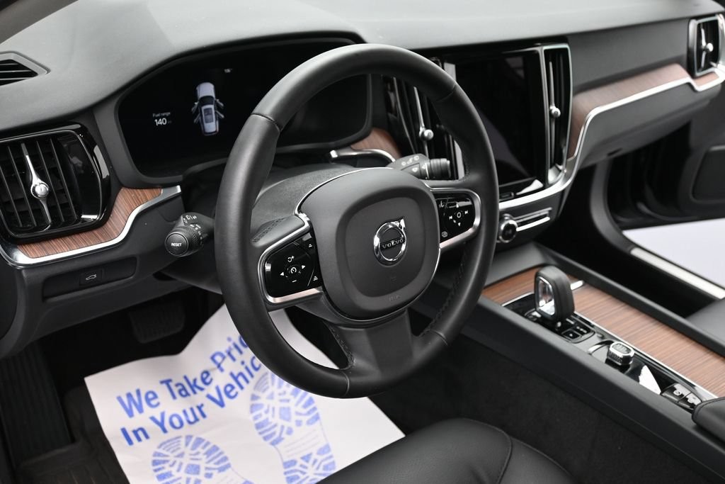 Volvo V60 Cross Country Vehicle Full-screen Gallery Image 13