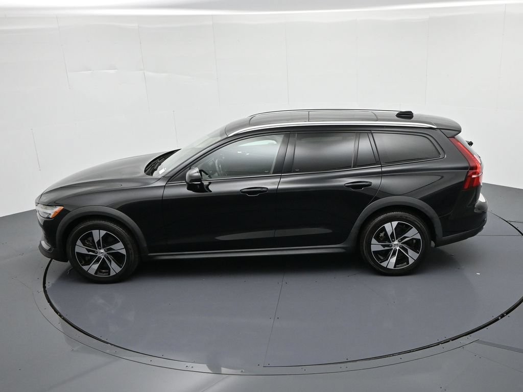 Volvo V60 Cross Country Vehicle Full-screen Gallery Image 17