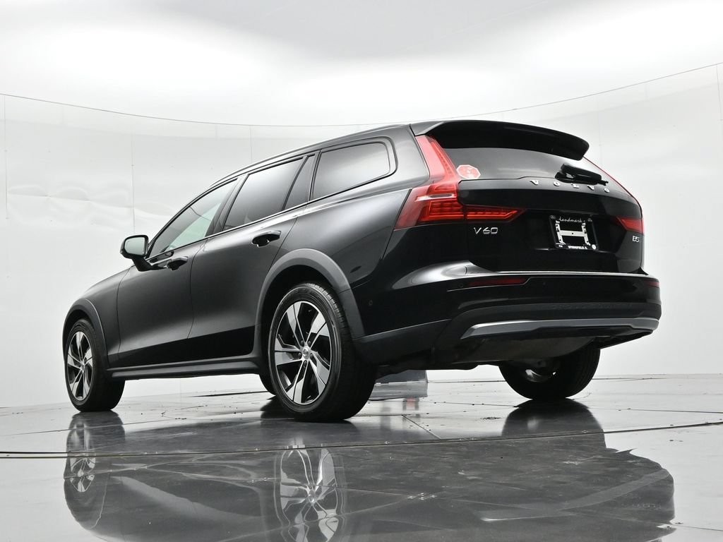 Volvo V60 Cross Country Vehicle Full-screen Gallery Image 18