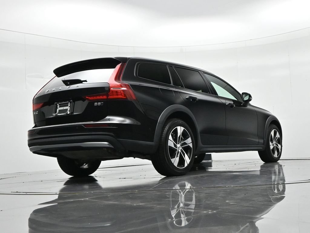 Volvo V60 Cross Country Vehicle Full-screen Gallery Image 20