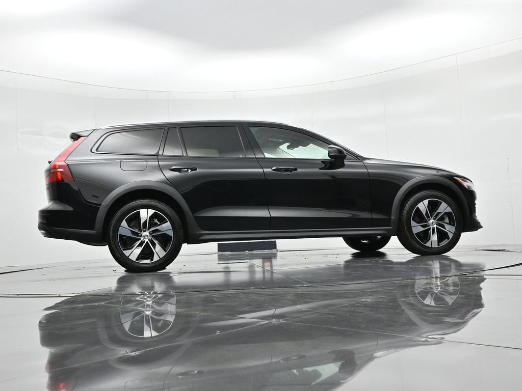 Volvo V60 Cross Country Vehicle Full-screen Gallery Image 21