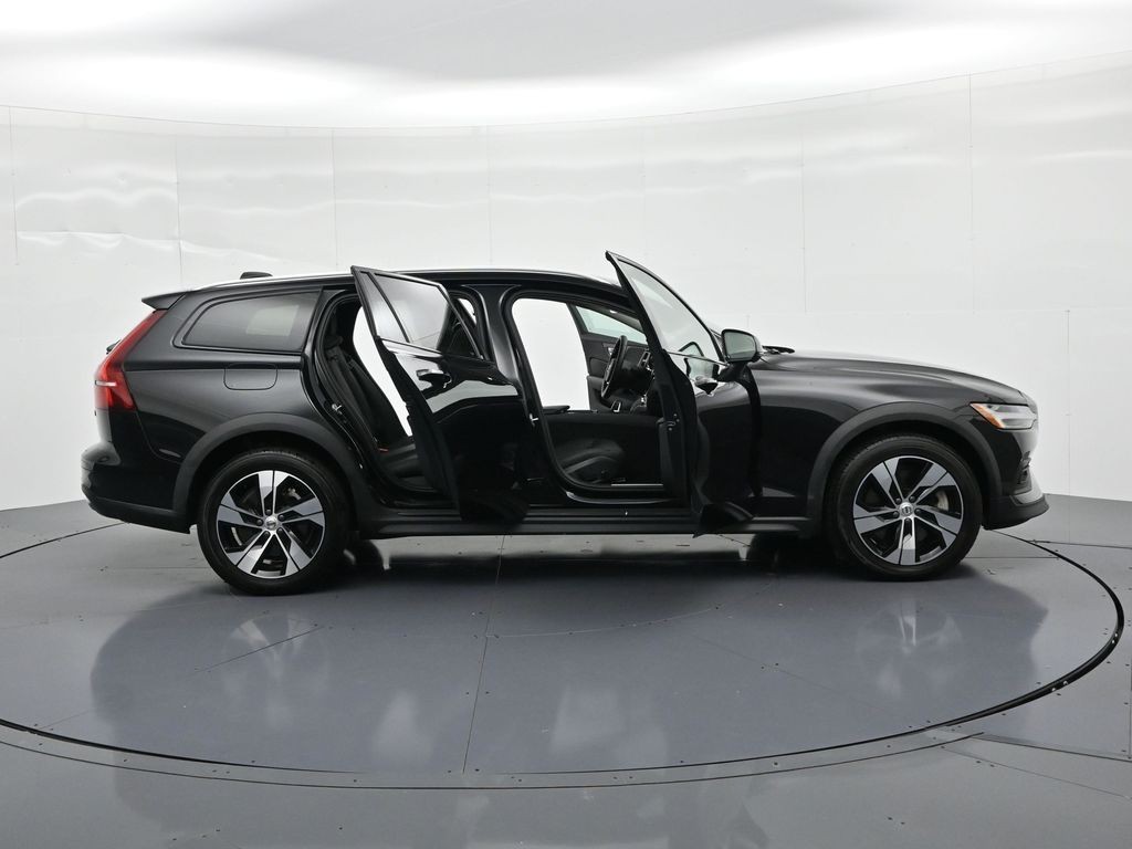 Volvo V60 Cross Country Vehicle Full-screen Gallery Image 22