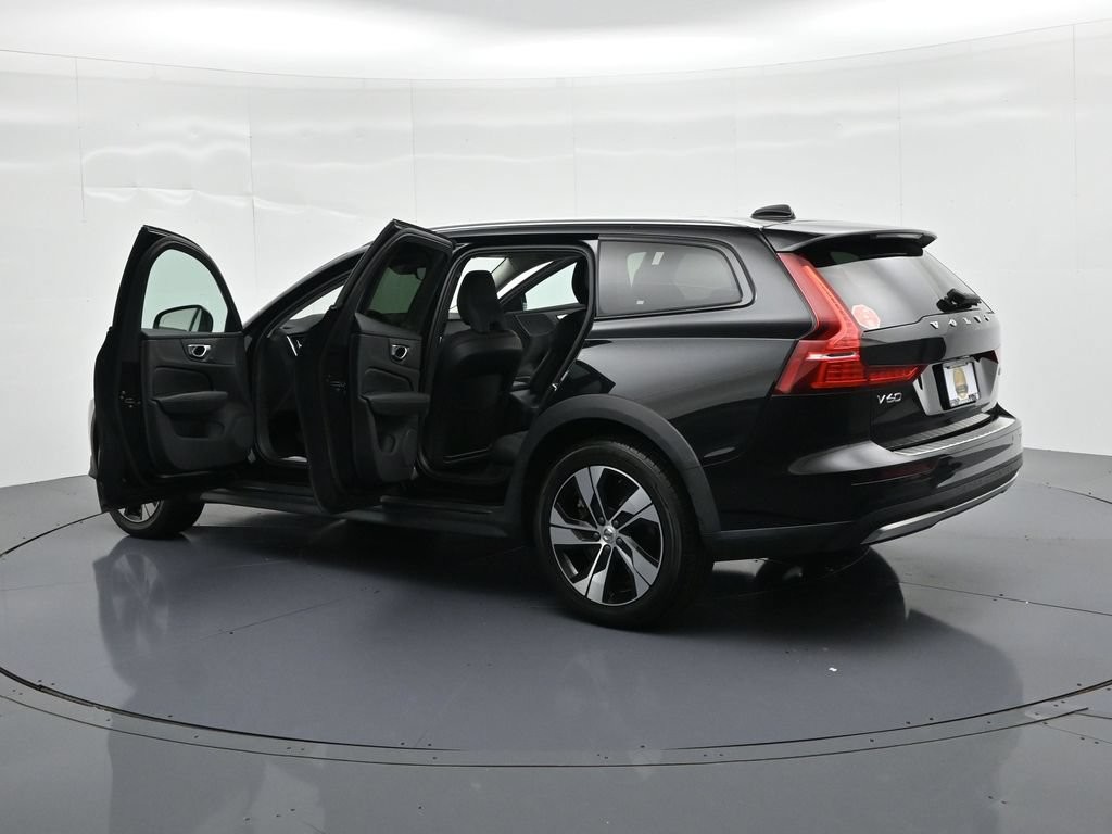 Volvo V60 Cross Country Vehicle Full-screen Gallery Image 23