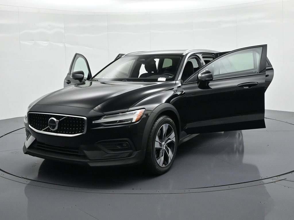 Volvo V60 Cross Country Vehicle Full-screen Gallery Image 24