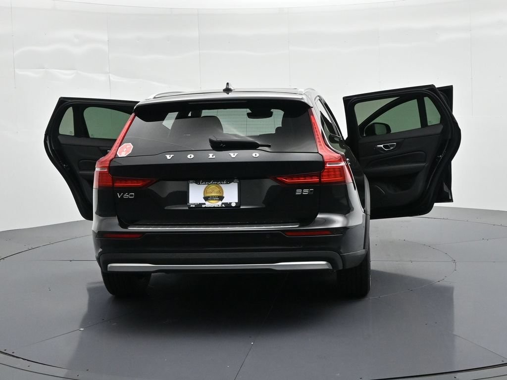 Volvo V60 Cross Country Vehicle Full-screen Gallery Image 25