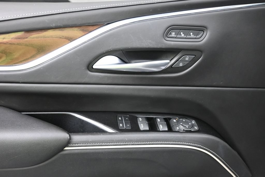 Cadillac Escalade Vehicle Full-screen Gallery Image 10