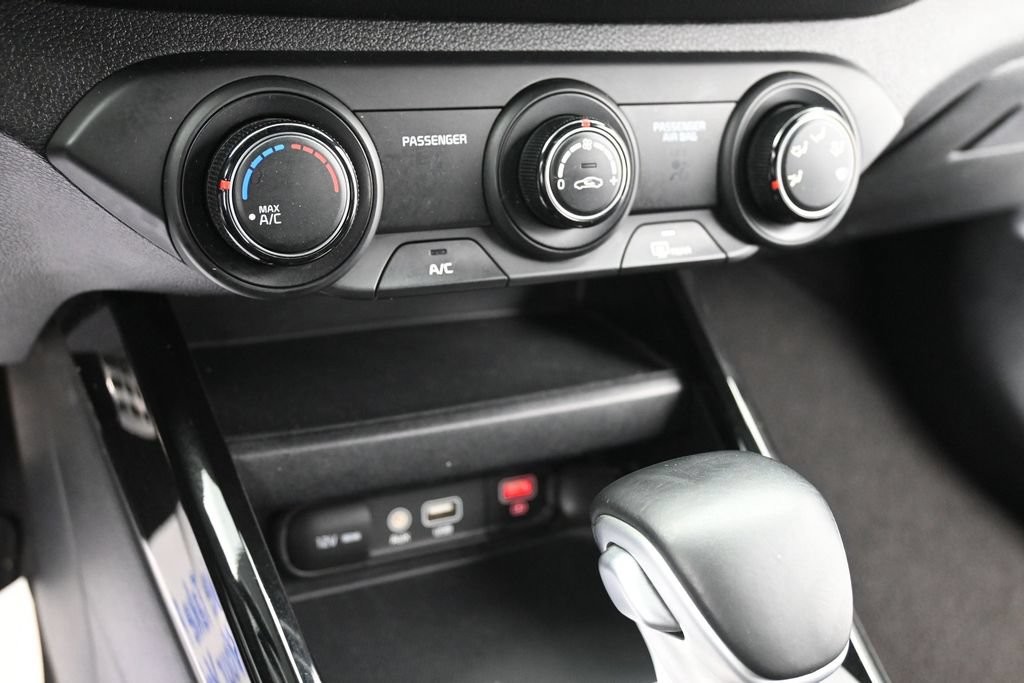 Kia Forte Vehicle Full-screen Gallery Image 11