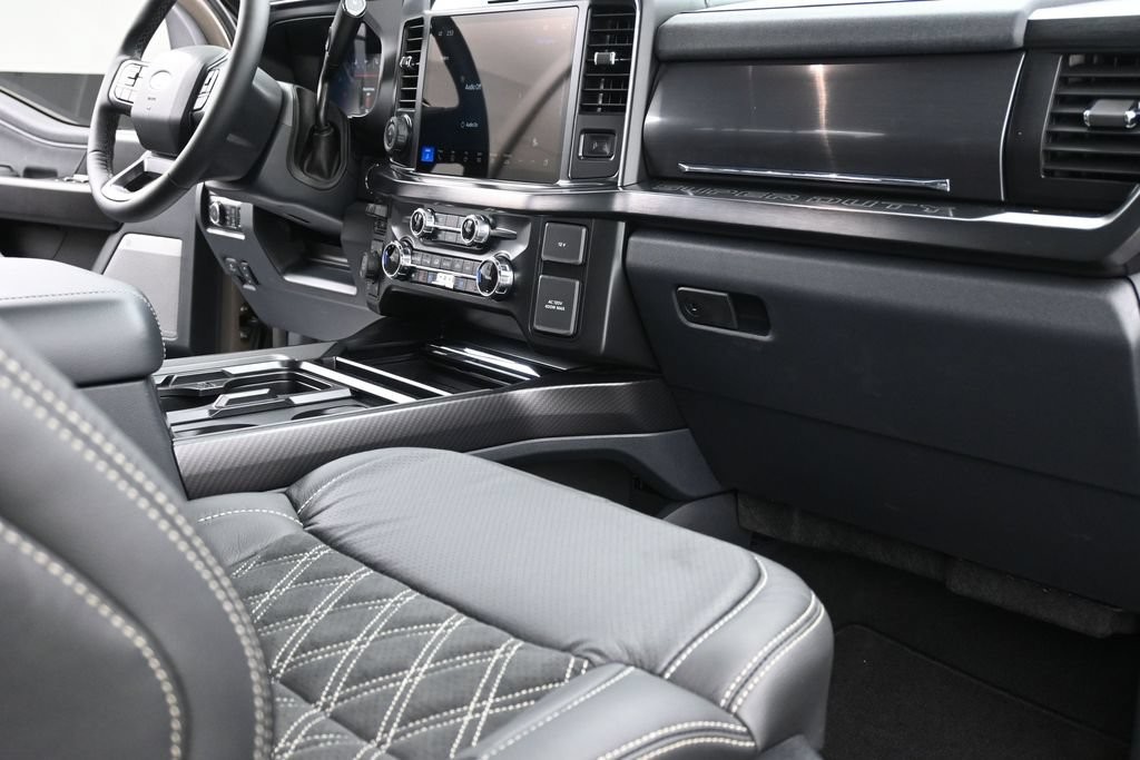 Ford F-250SD Vehicle Full-screen Gallery Image 10