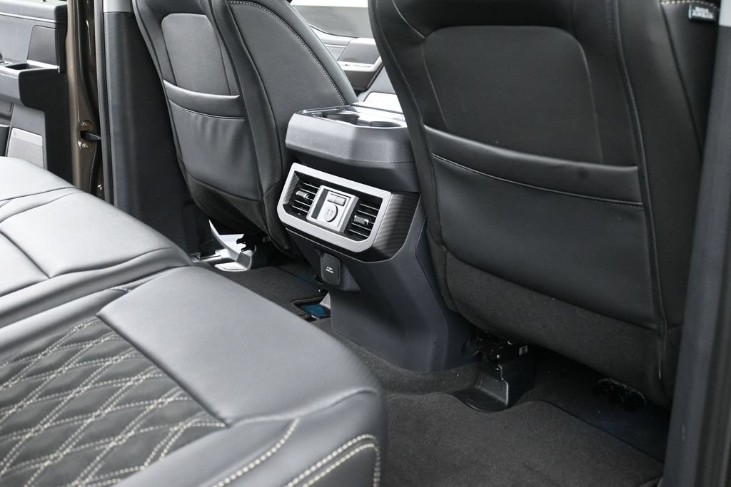 Ford F-250SD Vehicle Full-screen Gallery Image 11