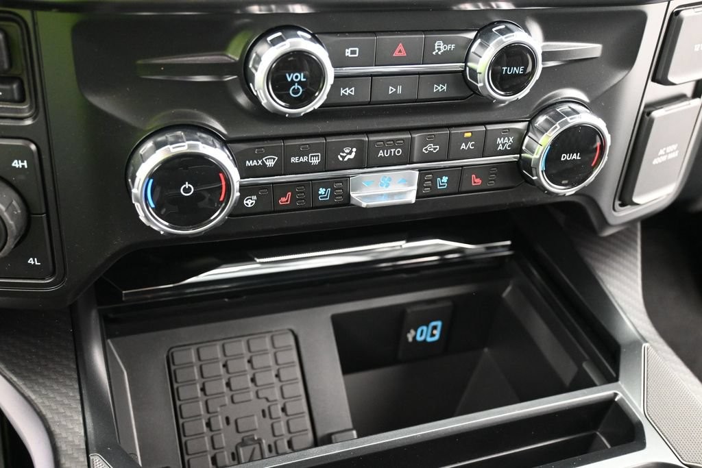 Ford F-250SD Vehicle Full-screen Gallery Image 13
