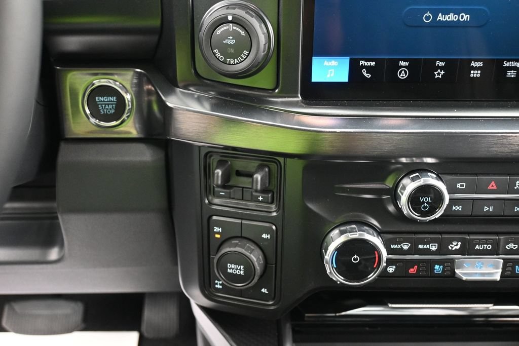 Ford F-250SD Vehicle Full-screen Gallery Image 14