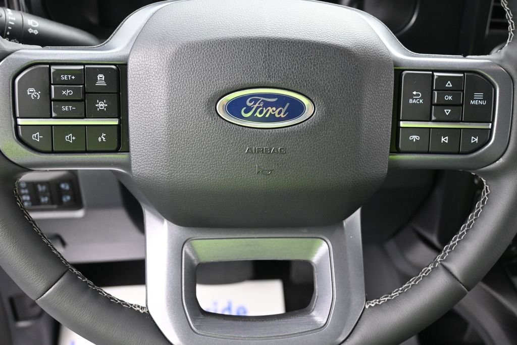Ford F-250SD Vehicle Full-screen Gallery Image 15