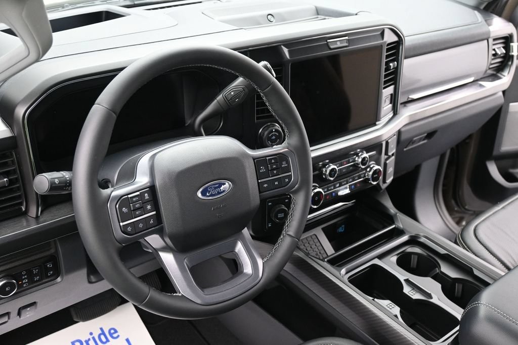 Ford F-250SD Vehicle Full-screen Gallery Image 17