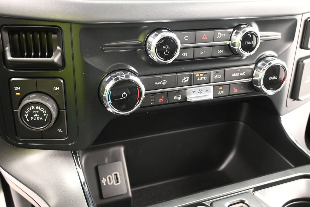 Ford F-150 Vehicle Full-screen Gallery Image 12