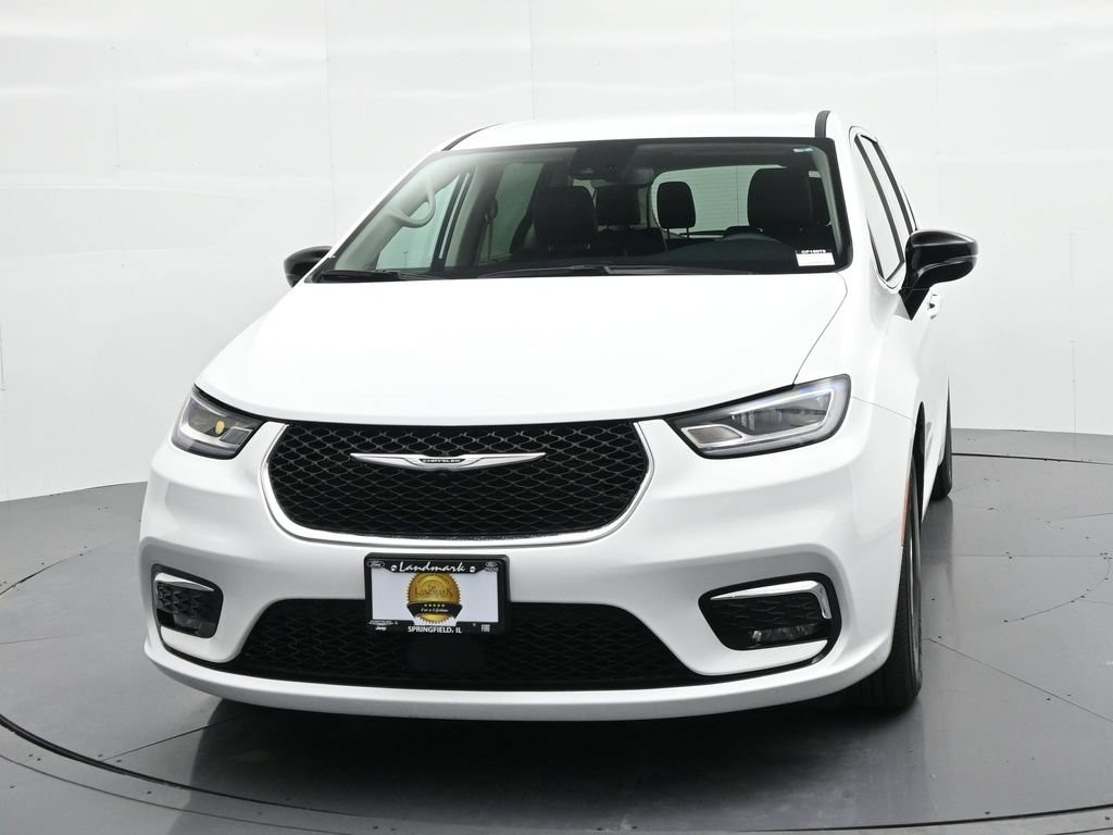 Chrysler Pacifica Vehicle Full-screen Gallery Image 3