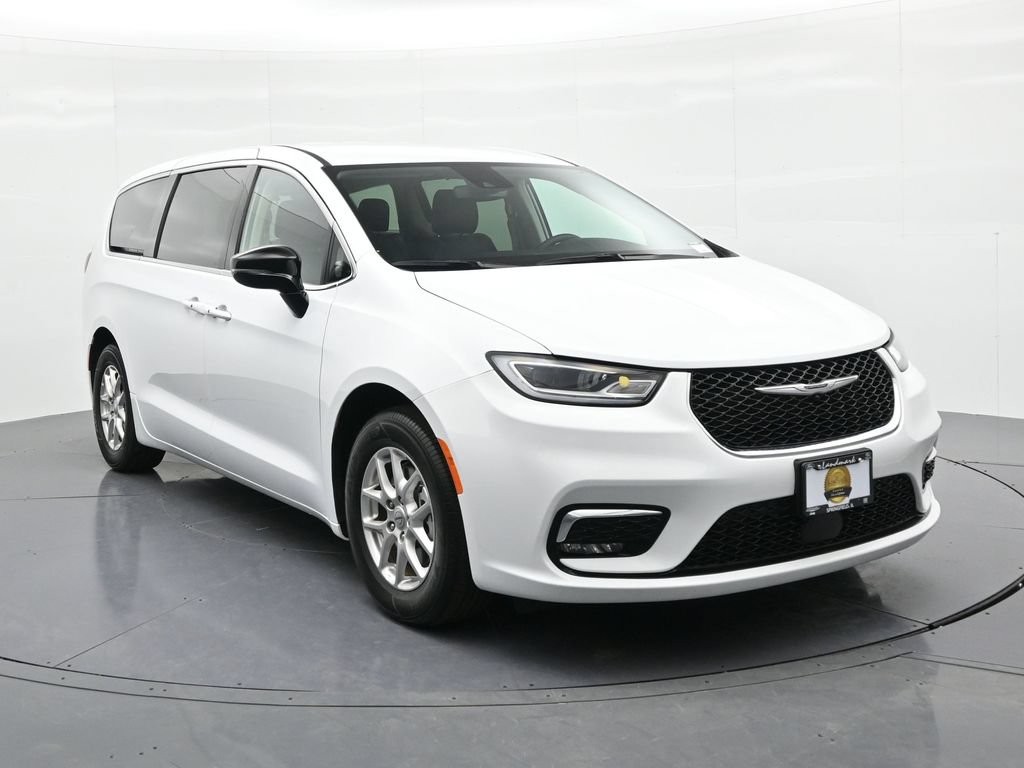 Chrysler Pacifica Vehicle Full-screen Gallery Image 4