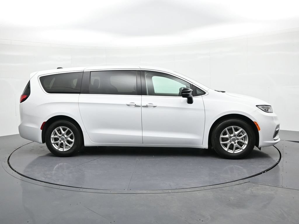 Chrysler Pacifica Vehicle Full-screen Gallery Image 5