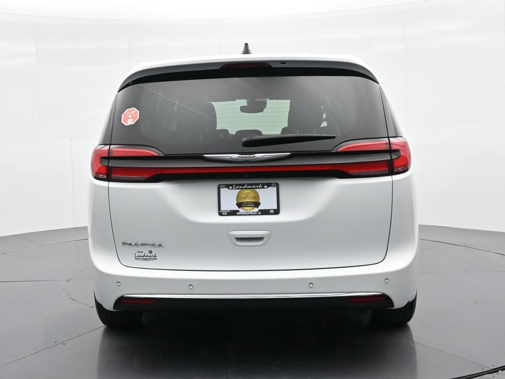 Chrysler Pacifica Vehicle Full-screen Gallery Image 7