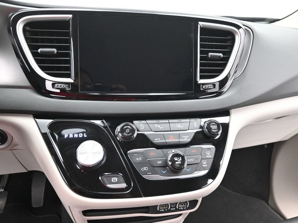 Chrysler Pacifica Vehicle Full-screen Gallery Image 12
