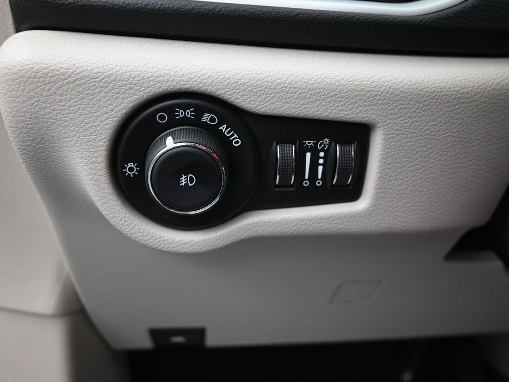 Chrysler Pacifica Vehicle Full-screen Gallery Image 14