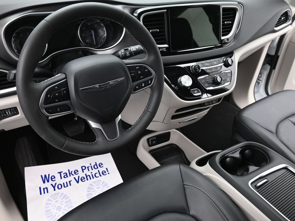 Chrysler Pacifica Vehicle Full-screen Gallery Image 16