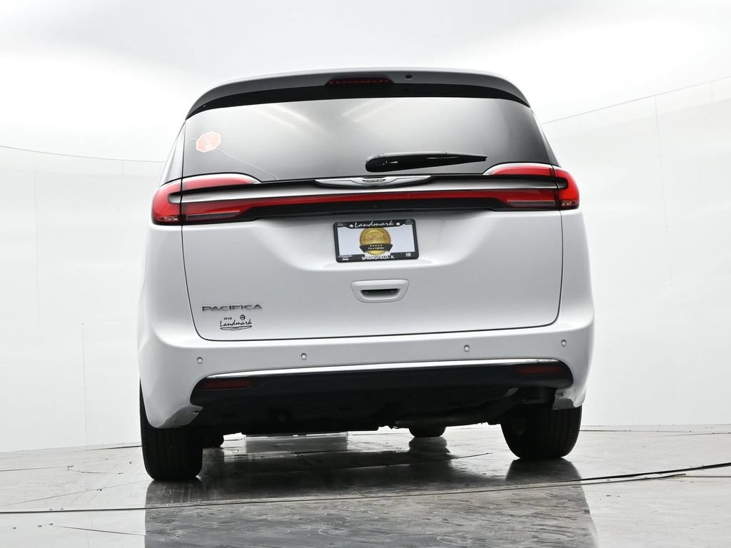 Chrysler Pacifica Vehicle Full-screen Gallery Image 22