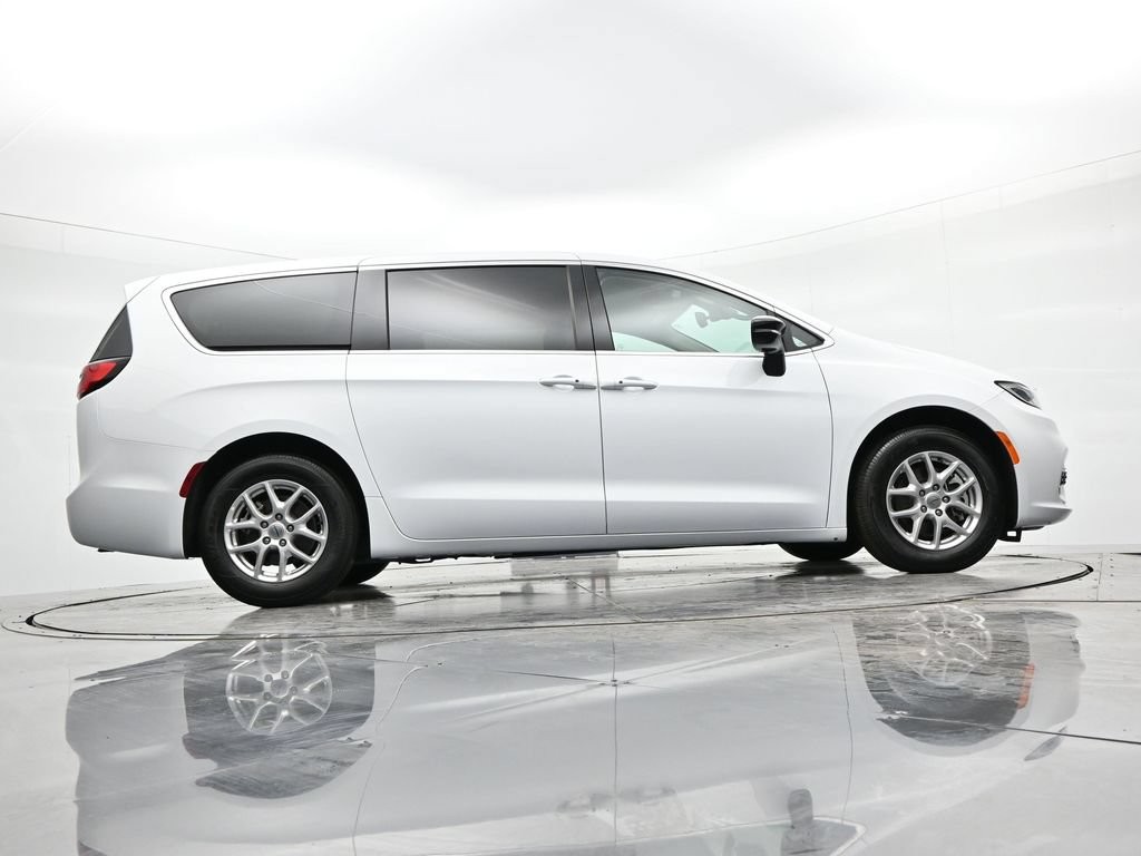 Chrysler Pacifica Vehicle Full-screen Gallery Image 24