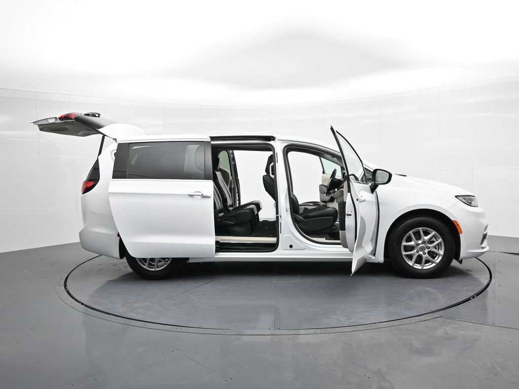 Chrysler Pacifica Vehicle Full-screen Gallery Image 25