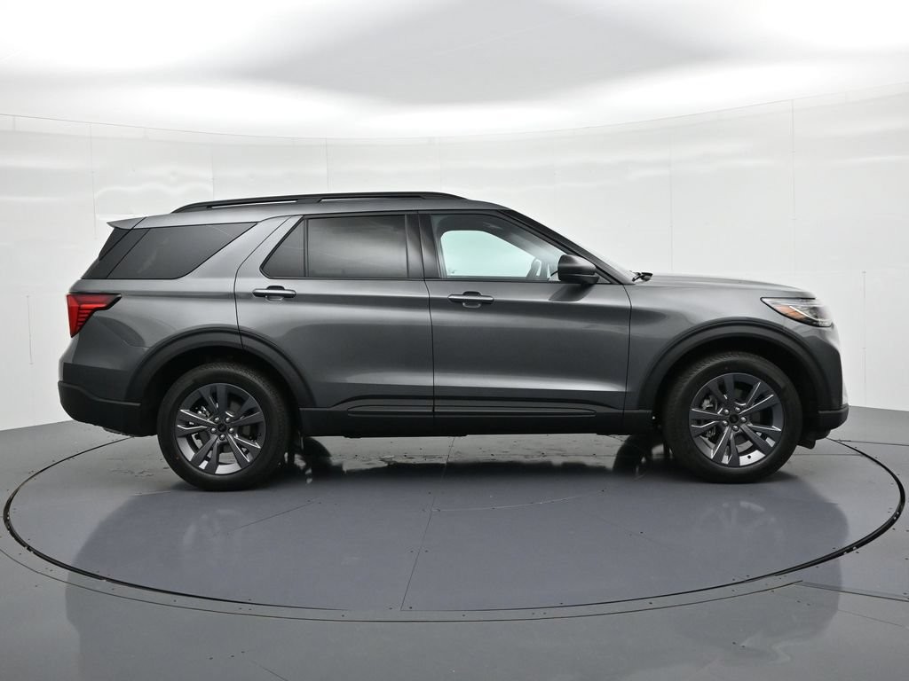 Ford Explorer Vehicle Full-screen Gallery Image 5