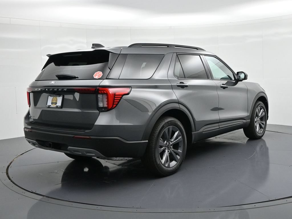 Ford Explorer Vehicle Full-screen Gallery Image 6