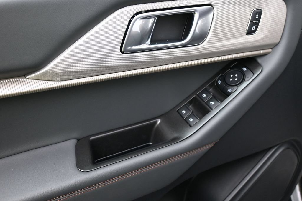 Ford Explorer Vehicle Full-screen Gallery Image 15
