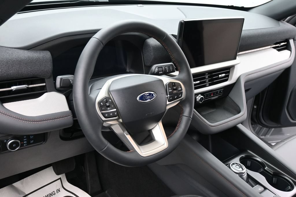 Ford Explorer Vehicle Full-screen Gallery Image 16