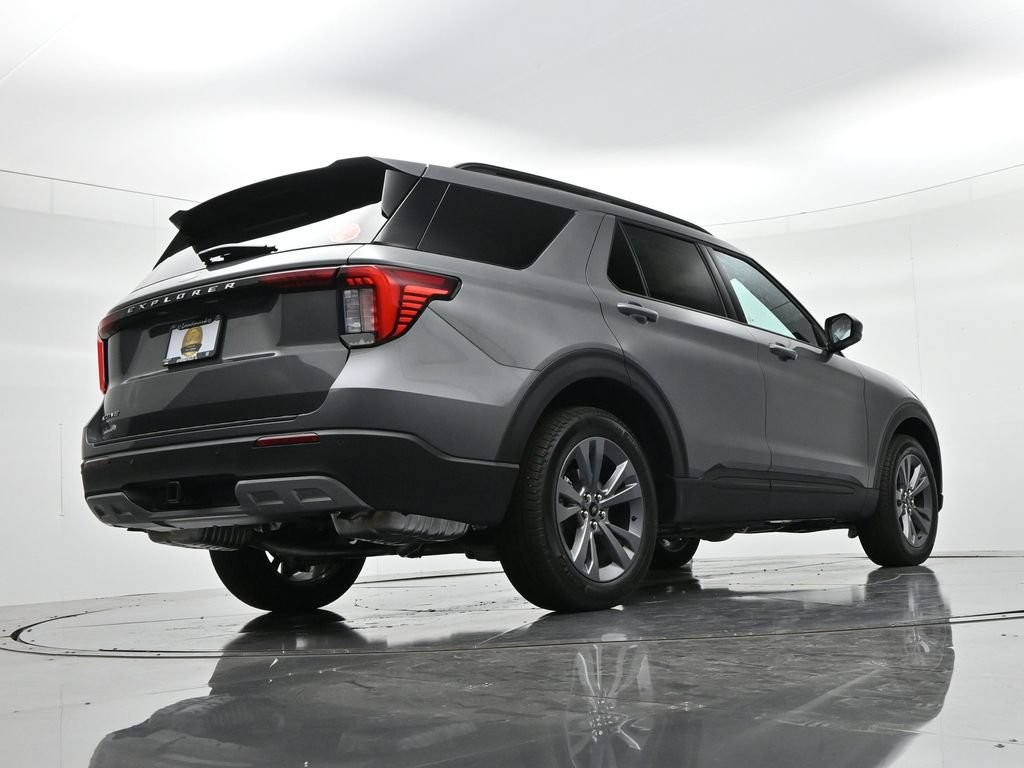 Ford Explorer Vehicle Full-screen Gallery Image 23