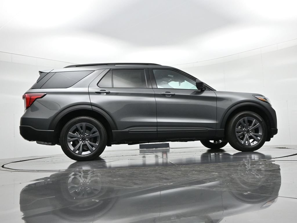 Ford Explorer Vehicle Full-screen Gallery Image 24