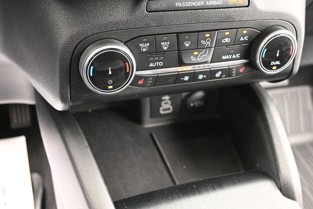 Ford Escape Vehicle Full-screen Gallery Image 11