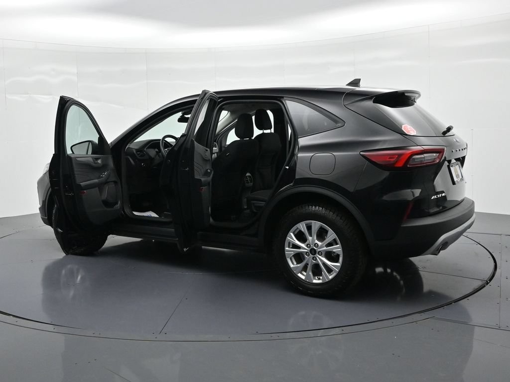 Ford Escape Vehicle Full-screen Gallery Image 24