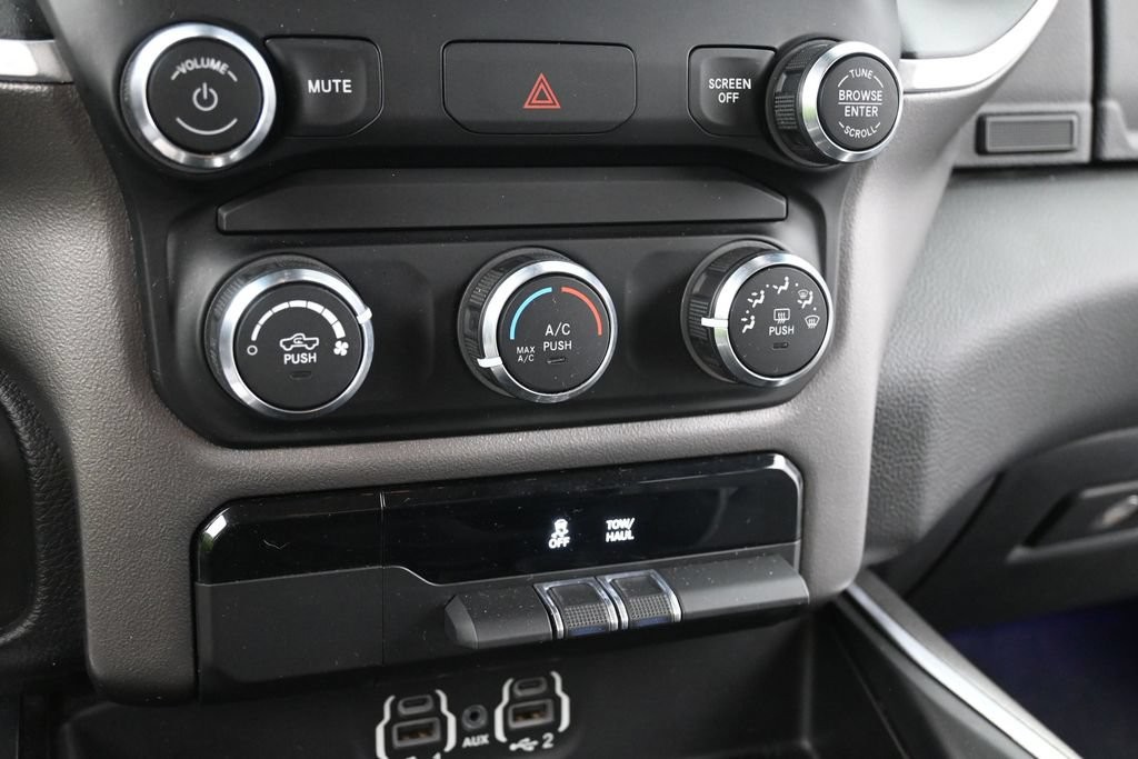 Ram 1500 Vehicle Full-screen Gallery Image 11