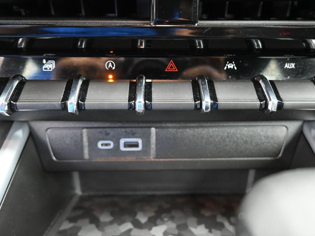Chevrolet Colorado Vehicle Full-screen Gallery Image 12