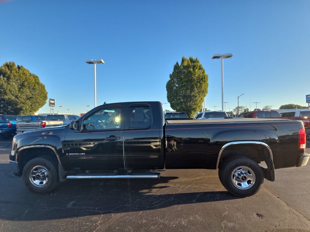 GMC Sierra 2500HD Vehicle Full-screen Gallery Image 2