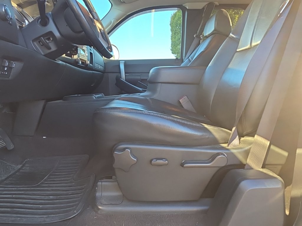 GMC Sierra 2500HD Vehicle Full-screen Gallery Image 3