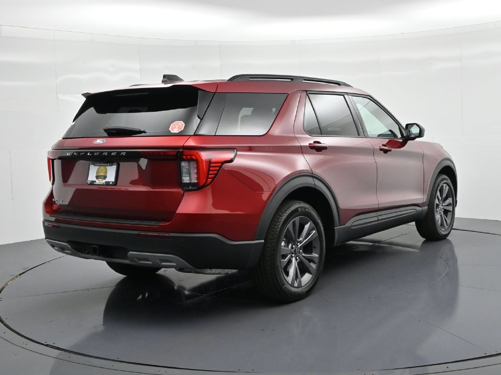 Ford Explorer Vehicle Full-screen Gallery Image 6