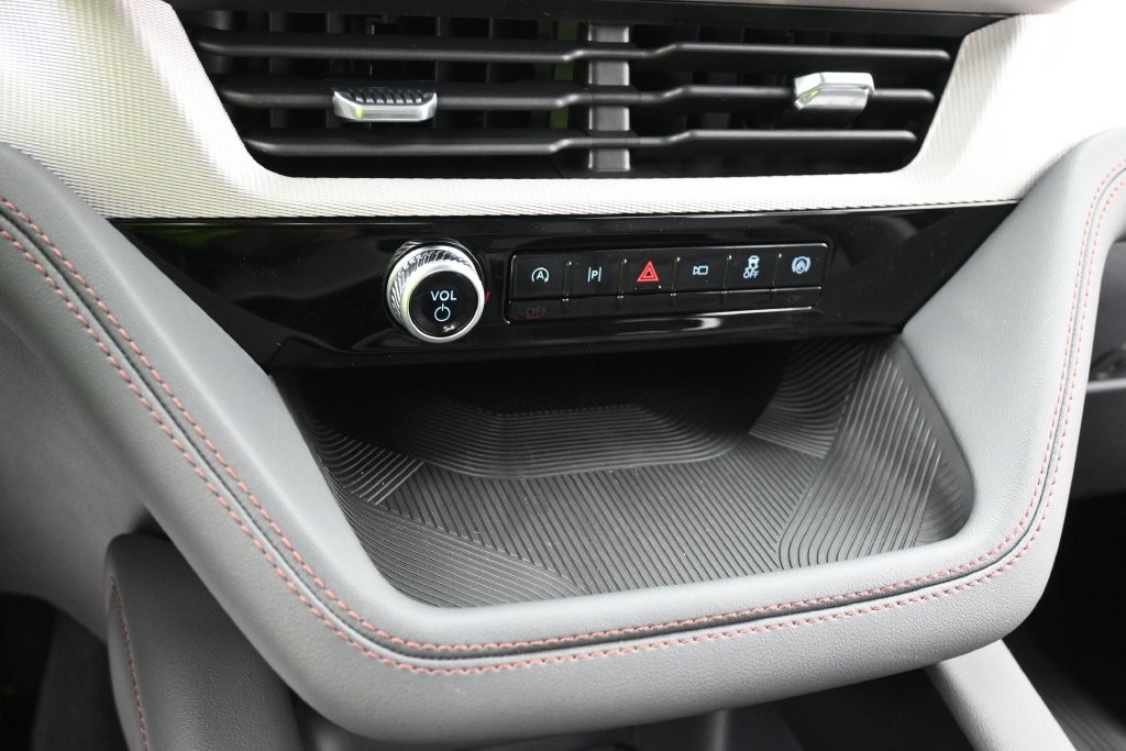 Ford Explorer Vehicle Full-screen Gallery Image 11