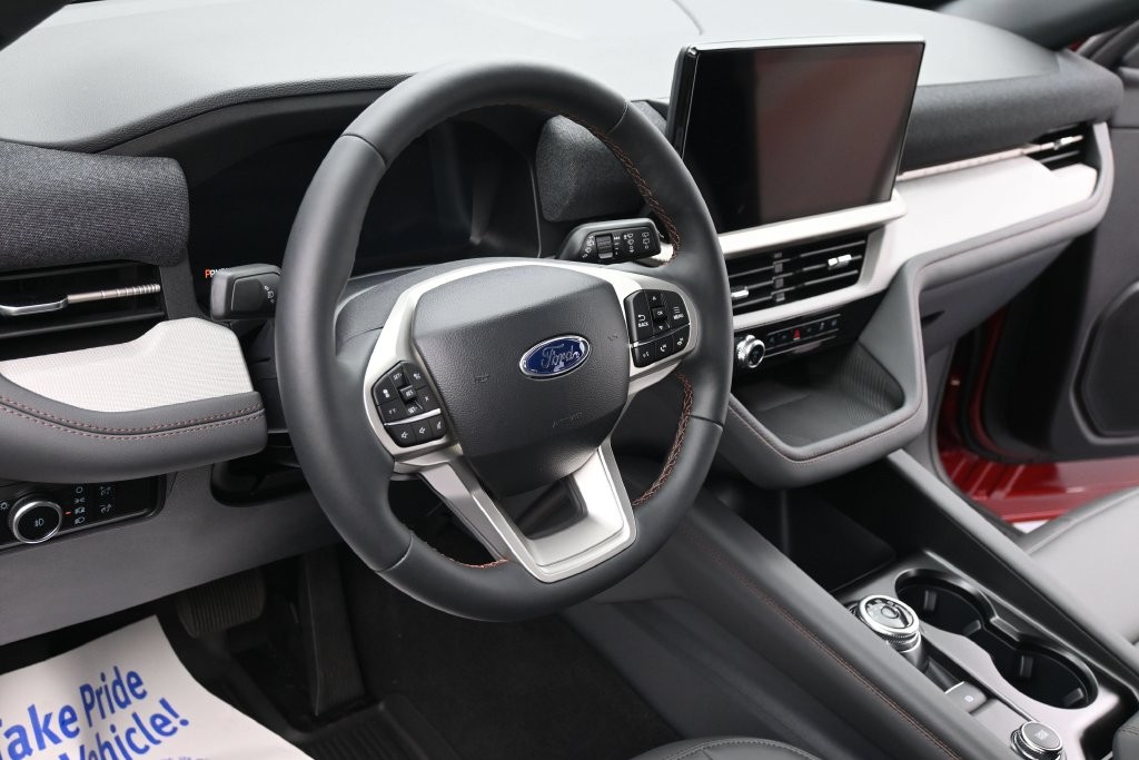 Ford Explorer Vehicle Full-screen Gallery Image 16
