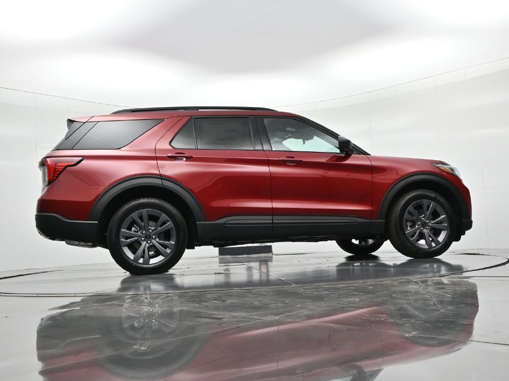 Ford Explorer Vehicle Full-screen Gallery Image 24