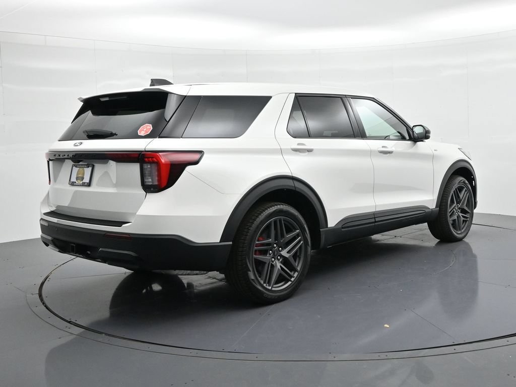 Ford Explorer Vehicle Full-screen Gallery Image 6