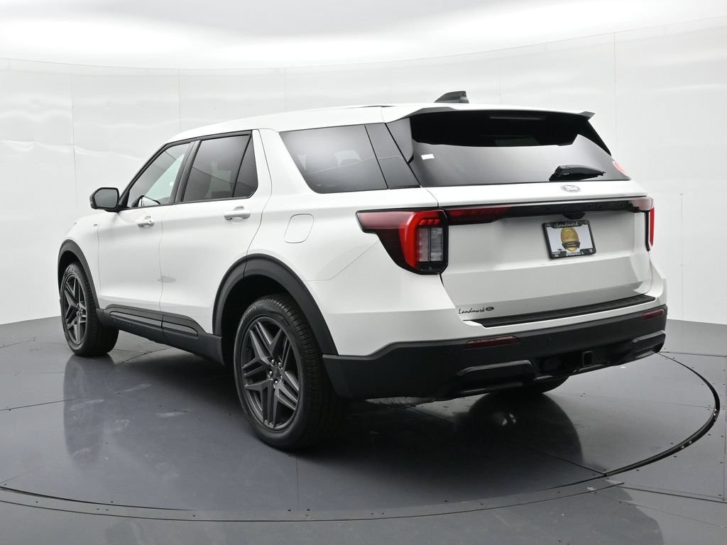Ford Explorer Vehicle Full-screen Gallery Image 8