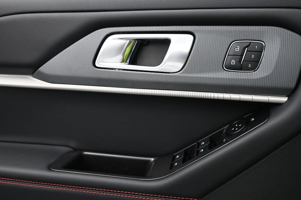 Ford Explorer Vehicle Full-screen Gallery Image 15