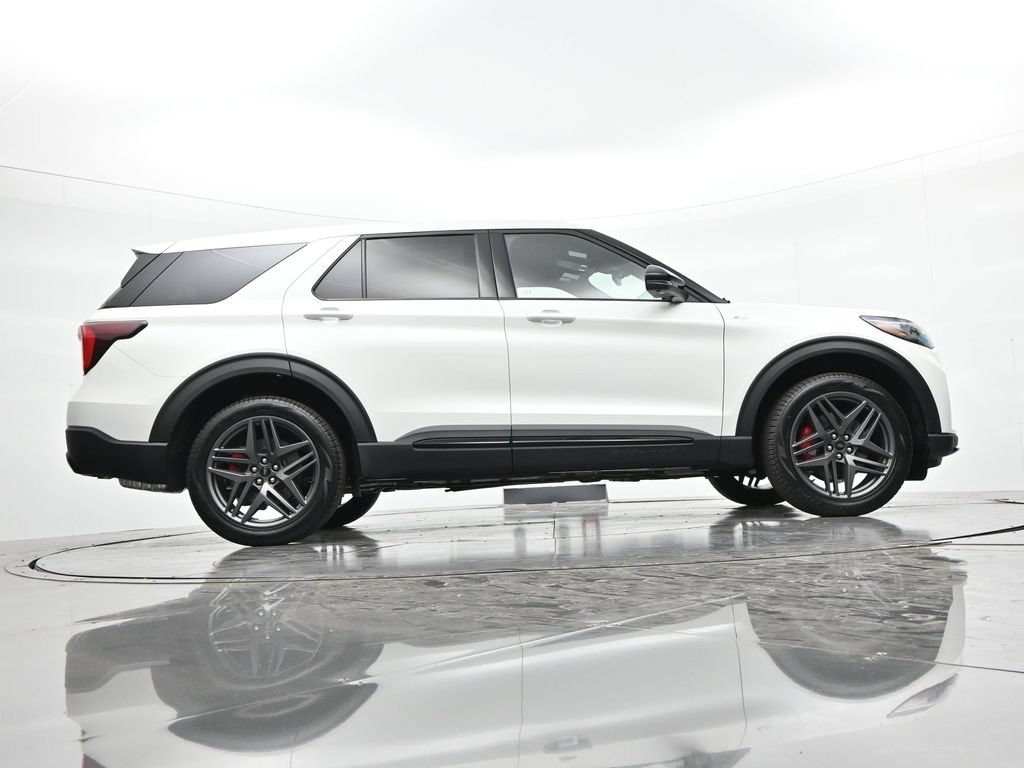 Ford Explorer Vehicle Full-screen Gallery Image 24