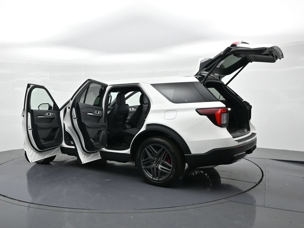 Ford Explorer Vehicle Full-screen Gallery Image 26