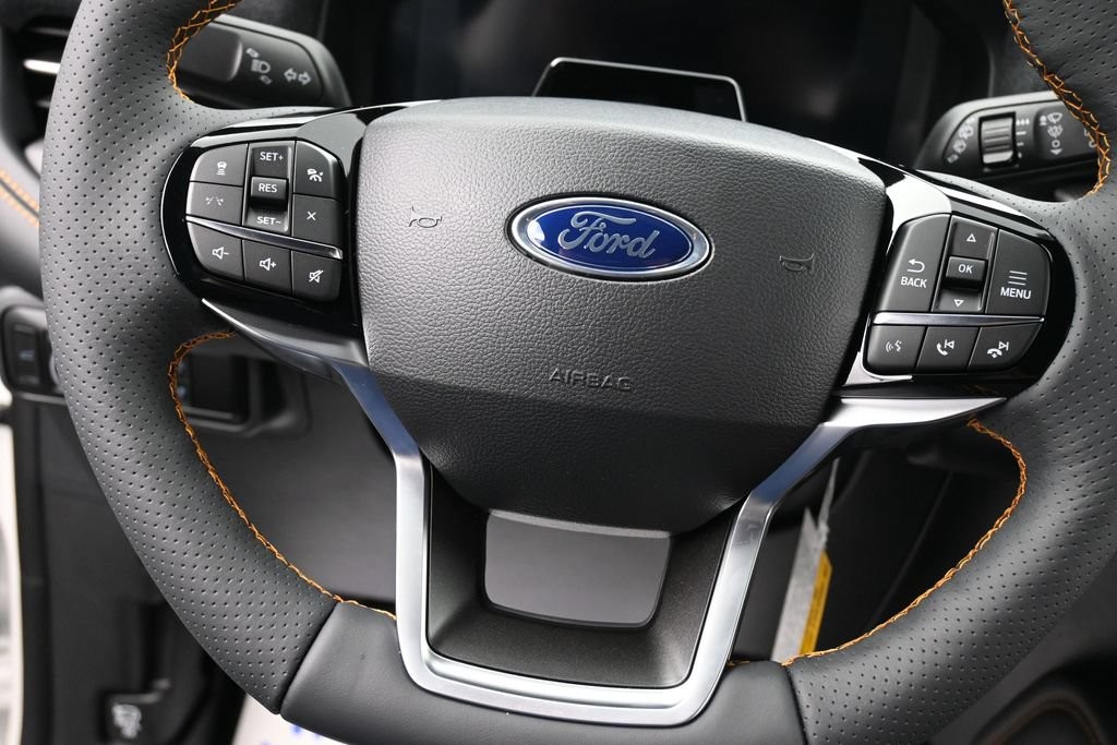 Ford Explorer Vehicle Full-screen Gallery Image 13